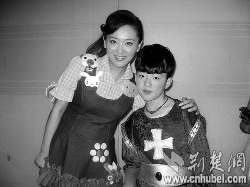 楊光參加央視節(jié)目表演時，同主持人月亮姐姐合影