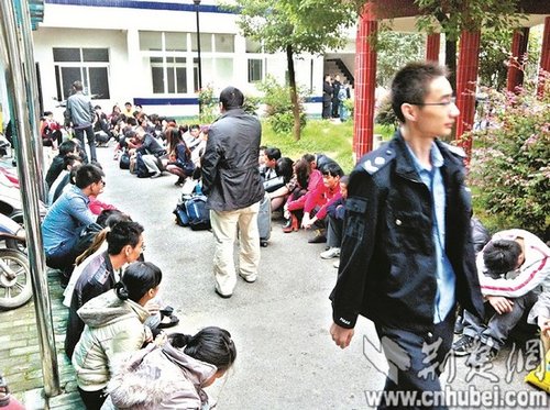 派出所院子里，擠滿了被解救的傳銷人員