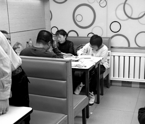 火鍋店現(xiàn)“作業(yè)妹妹” “作業(yè)妹妹”引發(fā)大填空 火鍋店現(xiàn)“作業(yè)妹妹” “作業(yè)妹妹”引發(fā)大填空