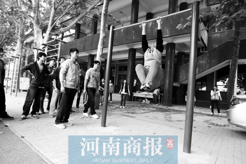 引體向上，難住不少同學(xué)