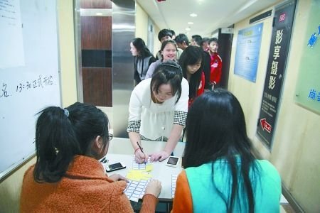 學生們在排隊交手機 學生們在排隊交手機