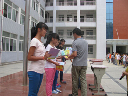 毛天福校長為獲獎學(xué)生頒獎 毛天福校長為獲獎學(xué)生頒獎