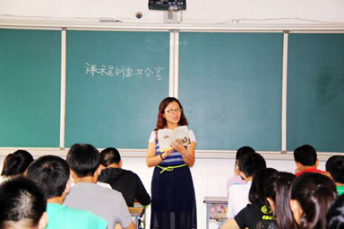 老師給同學(xué)進(jìn)行課程綱要的分享 老師給同學(xué)進(jìn)行課程綱要的分享