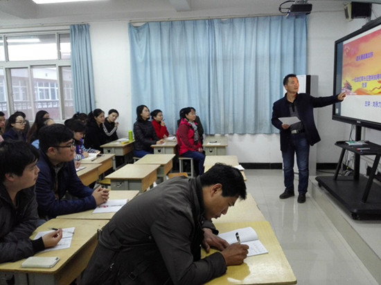 劉永力書(shū)記主講，全體黨員和教師參會(huì)聆聽(tīng)