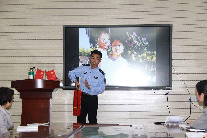 陳教官講解滅火器的使用方法及注意事項(xiàng) 陳教官講解滅火器的使用方法及注意事項(xiàng)