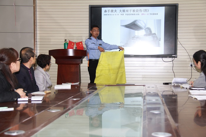 陳教官示范滅火毯的使用方法 陳教官示范滅火毯的使用方法