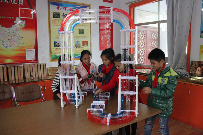 進(jìn)行四驅(qū)車比賽訓(xùn)練 進(jìn)行四驅(qū)車比賽訓(xùn)練