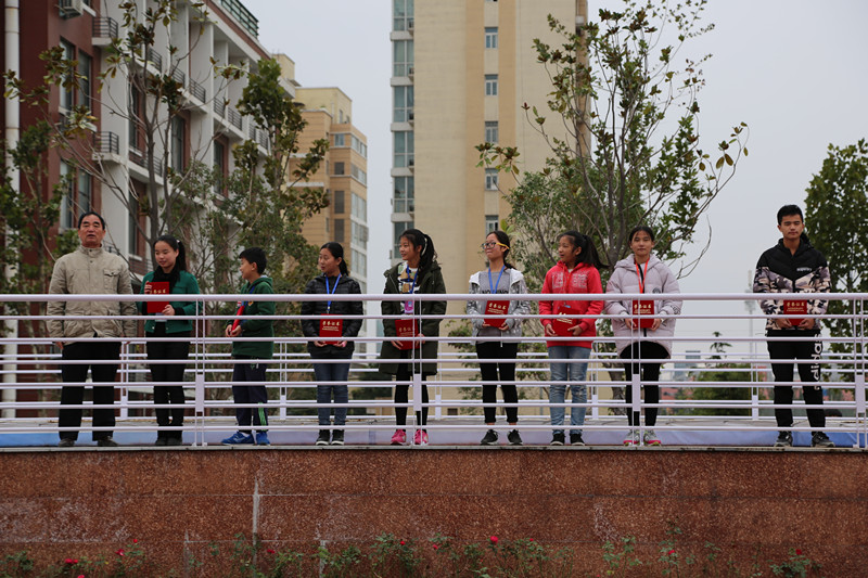 工會(huì)主席李玉和（左一）為美術(shù)繪畫組學(xué)生頒發(fā)證書