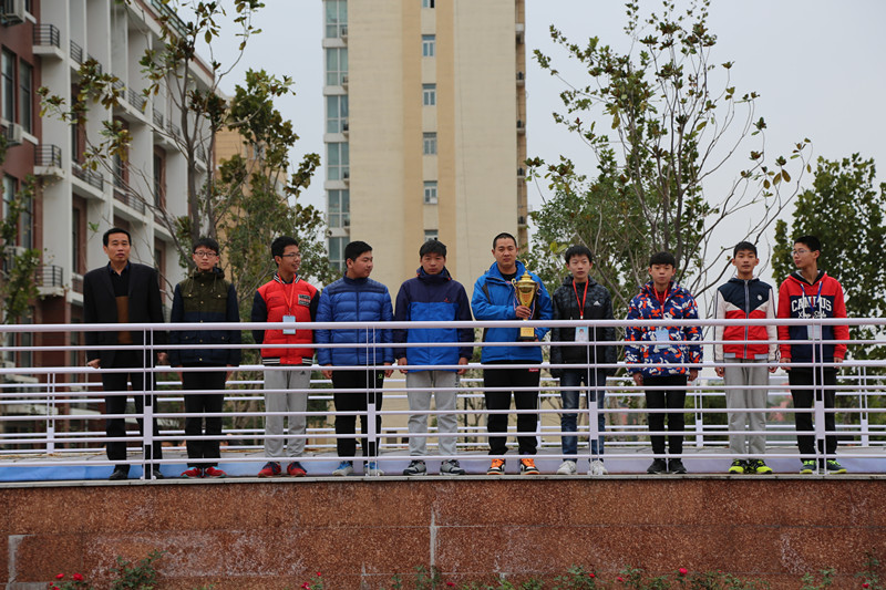 書記劉斌（左一）為教練范珂（左六）及足球隊(duì)頒發(fā)獎(jiǎng)杯