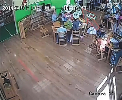 幼兒園監(jiān)控畫面顯示，小健曾被推搡、拉扯（紅箭頭處）