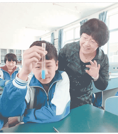 北京市密云區(qū)大城子中學(xué)，一位教師在指導(dǎo)學(xué)生做實(shí)驗(yàn)