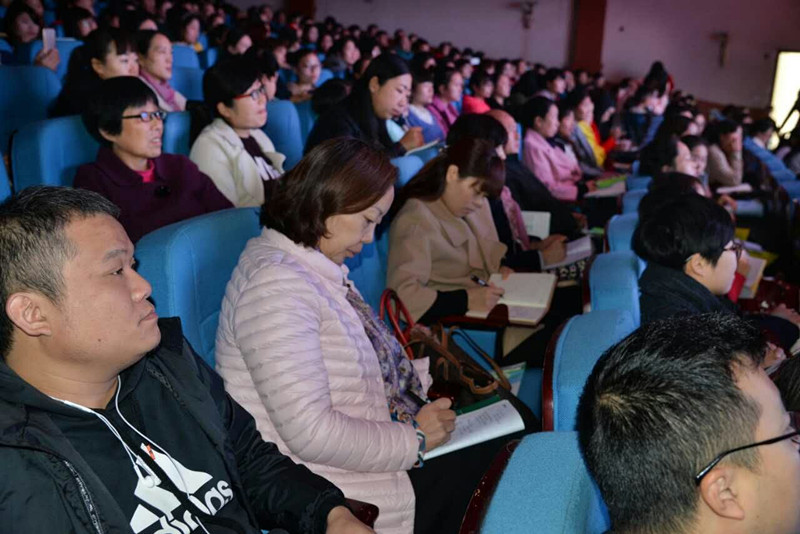 家長(zhǎng)朋友們認(rèn)真聆聽精彩講座