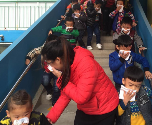 孩子們在老師的指導(dǎo)下迅速離開危險(xiǎn)區(qū) 孩子們在老師的指導(dǎo)下迅速離開危險(xiǎn)區(qū)