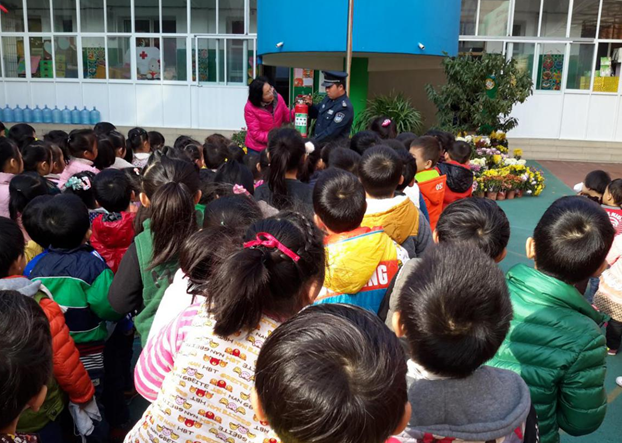 孟園長向孩子們講解滅火器的用法 孟園長向孩子們講解滅火器的用法