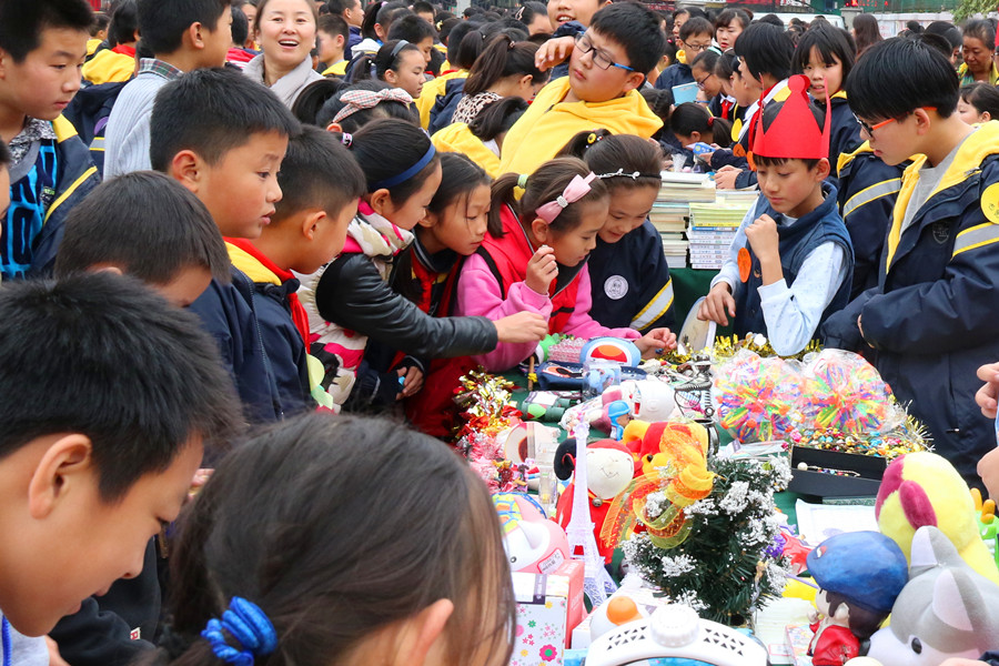 火爆的嗨淘現(xiàn)場(chǎng)堪比“春運(yùn)”啊 火爆的嗨淘現(xiàn)場(chǎng)堪比“春運(yùn)”啊