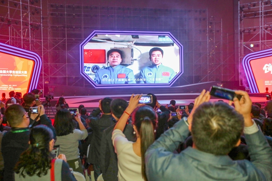 主辦方播放正在天宮二號(hào)上執(zhí)行任務(wù)的航天員景海鵬和陳冬為大賽錄制的視頻 主辦方播放正在天宮二號(hào)上執(zhí)行任務(wù)的航天員景海鵬和陳冬為大賽錄制的視頻