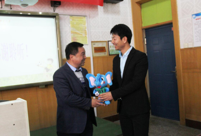 為洛陽(yáng)市澗西區(qū)東方第三小學(xué)校長(zhǎng)侯逸軒贈(zèng)送河南校園足球吉祥物樂樂