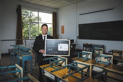 　張俊成，41歲，曾是北京大學的一名保安。1995年，通過成人高考，考上了北京大學法律系(?？?，被媒體稱為“北大保安高考第一人”，現(xiàn)為長治市一所中等職校的校長