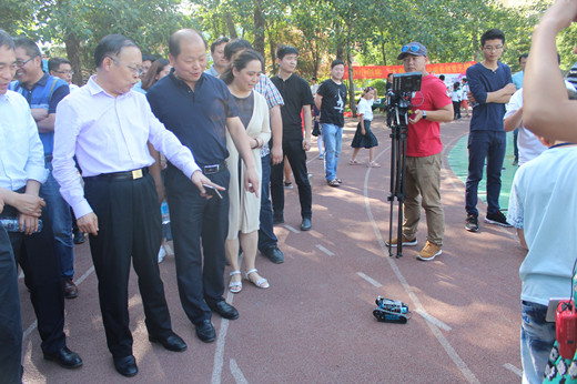 欣賞遙控機(jī)器人