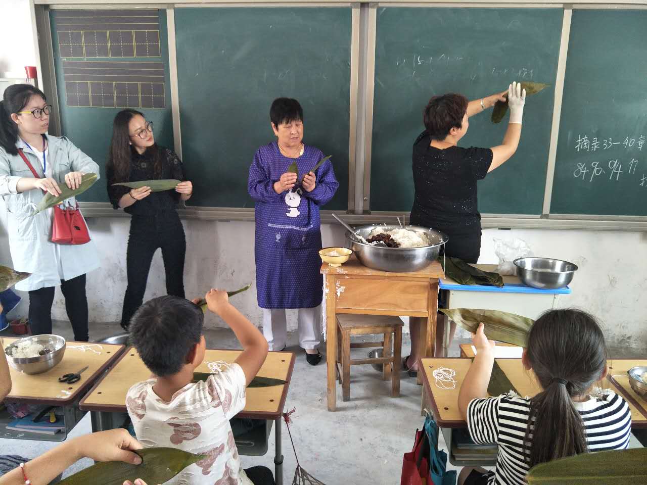 學生家長手把手教包粽子