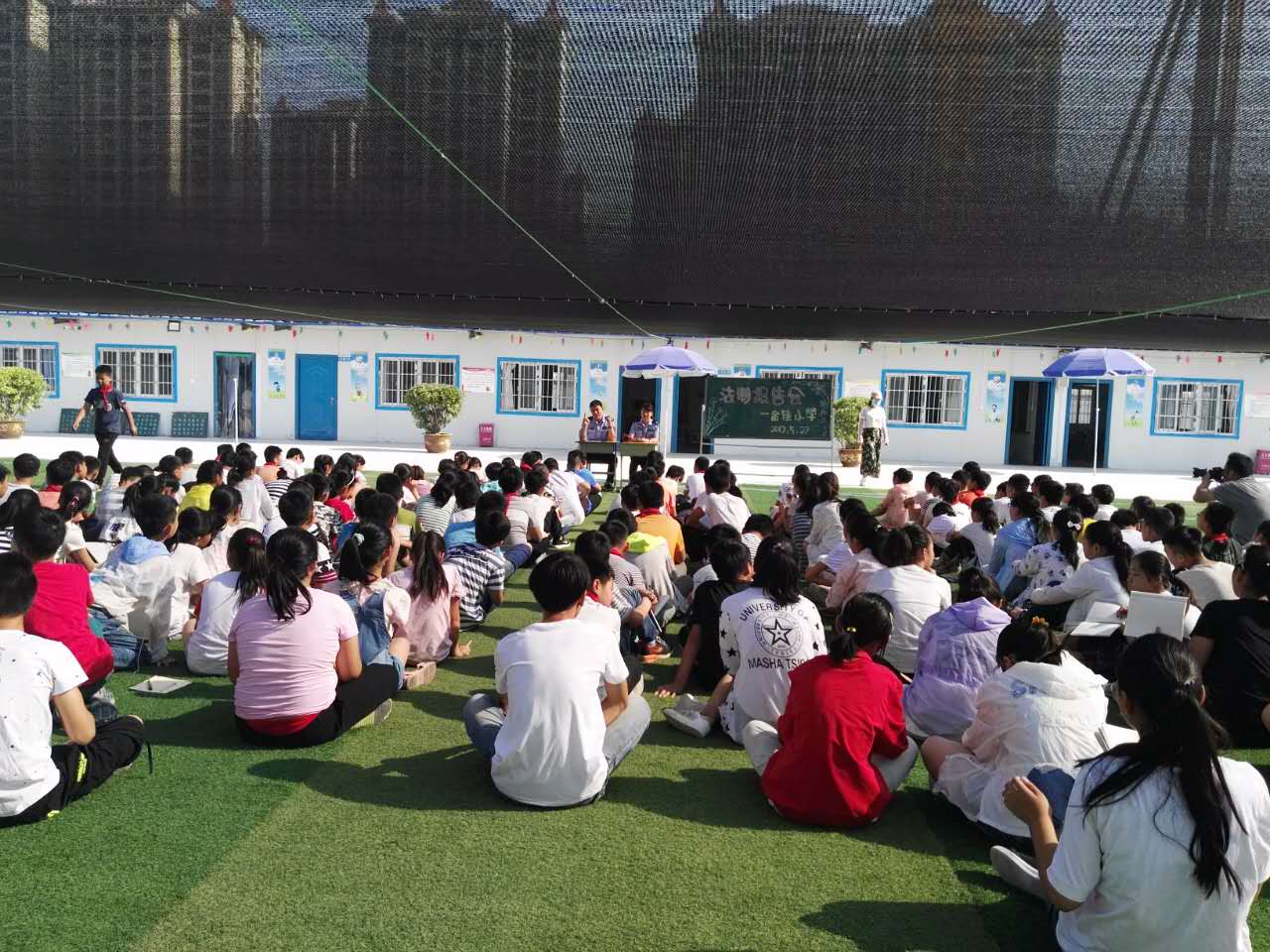 學生聽得津津有味