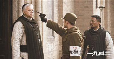 梅甘（左）、安西滿（右）與日本兵對峙的一幕。