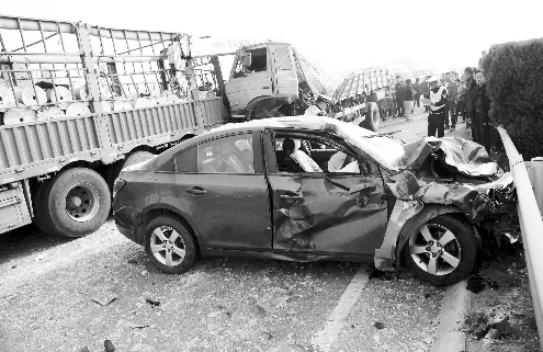 寧洛高速漯河段車禍現(xiàn)場 寧洛高速漯河段車禍現(xiàn)場