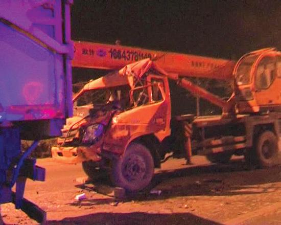 沒有駕照，還開了輛無牌吊車 能有啥結(jié)果？