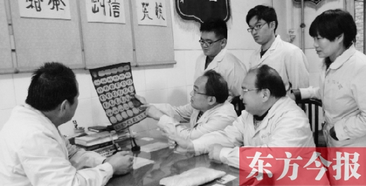 杜氏家人在醫(yī)學(xué)業(yè)務(wù)會(huì)議上探討學(xué)習(xí) 杜氏家人在醫(yī)學(xué)業(yè)務(wù)會(huì)議上探討學(xué)習(xí)