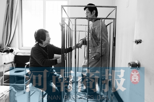 一天24小時，彭偉慶都只在鐵籠里活動 張郁/攝