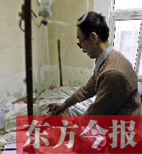 54歲的老楊把自己當做護士，不離不棄照顧著已成“植物人”的母親