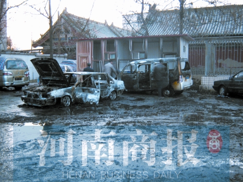 現(xiàn)場(chǎng)，兩輛車被燒得只剩骨架