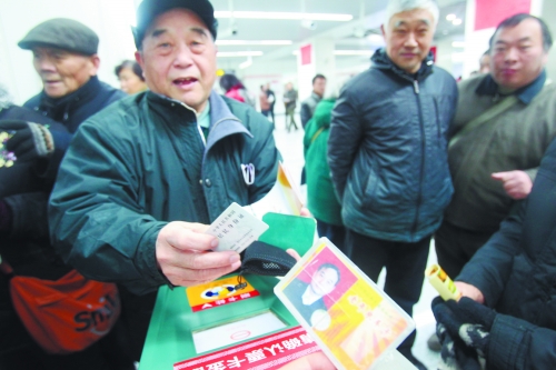 老人帶著多種證件想免費(fèi)乘車，工作人員稱沒接到通知拒絕。