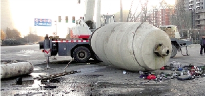 　　水泥罐車被撞得車、罐分離