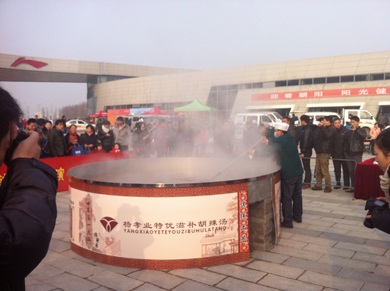 千名網友秀"大鍋"一頓吃掉兩頭牛 千名網友秀"大鍋"一頓吃掉兩頭牛