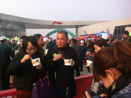 千名網友秀"大鍋"一頓吃掉兩頭牛 千名網友秀"大鍋"一頓吃掉兩頭牛