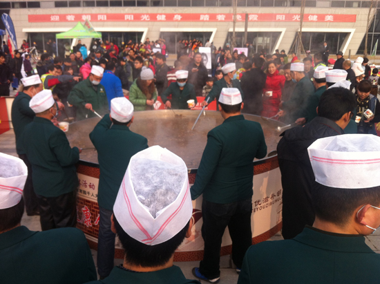 千名網友秀大鍋一頓吃掉兩頭牛 千名網友秀大鍋一頓吃掉兩頭牛