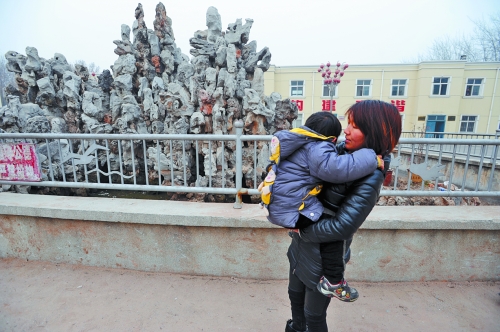 經(jīng)歷了之前的兇險，窩在媽媽懷中的亮亮看到水池，仍感到有些害怕。