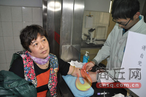 劉艷平的血樣和浙江省一位患者成功配型，1月15日下午3點，醫(yī)護人員正在為劉艷平再次抽取血樣