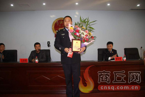 高兵雷是睢陽區(qū)檢察院一位檢察干警，在去鄭州捐獻造血干細胞時，他所在的單位為他組織了熱烈的歡送儀式