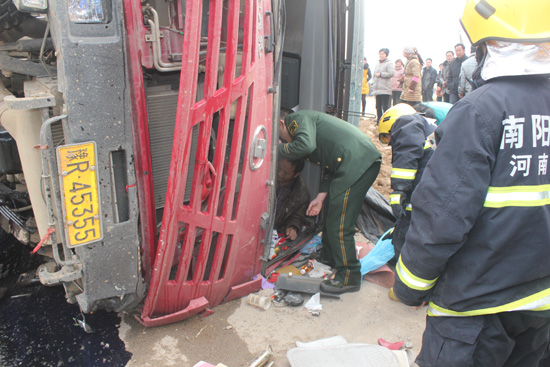 后八輪貨車側(cè)翻壓扁小轎車 南陽(yáng)消防緊急營(yíng)救 后八輪貨車側(cè)翻壓扁小轎車 南陽(yáng)消防緊急營(yíng)救