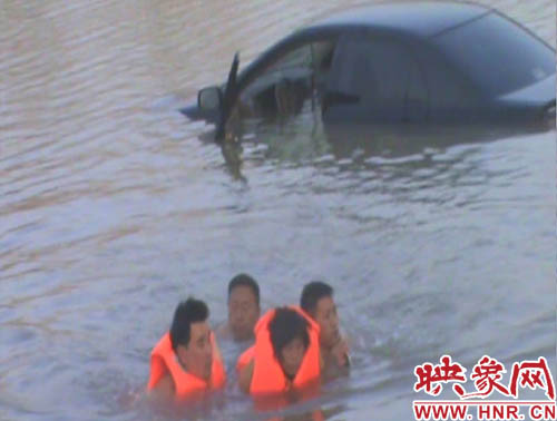 韓明、賈建峰，馮先忠三位市民奮力營救落水者