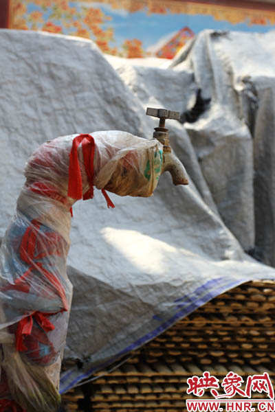 一名居民對記者說，“你擰擰水管看，俺不騙你，沒水吧？”