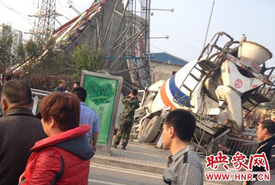 一輛水泥罐車(chē)撞在廣告柱上 一輛水泥罐車(chē)撞在廣告柱上