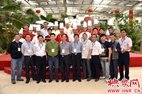 選手、工作人員和評委親密合影