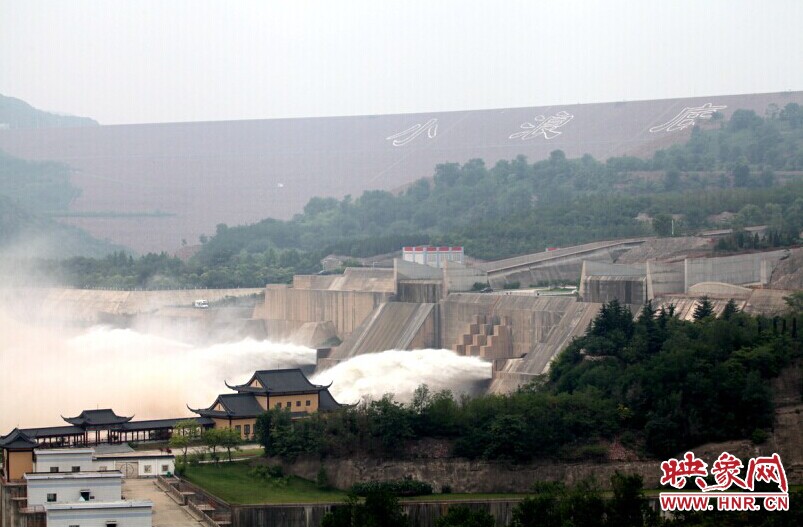 小浪底大壩開(kāi)閘泄洪場(chǎng)景