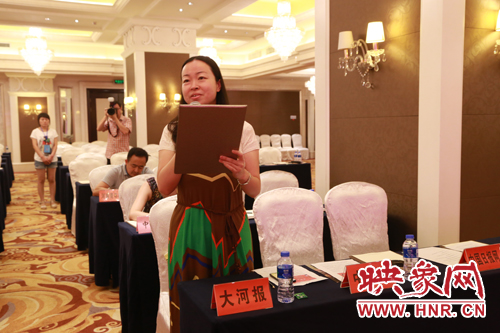 參加新聞發(fā)布會(huì)的媒體記者提問(wèn) 參加新聞發(fā)布會(huì)的媒體記者提問(wèn)