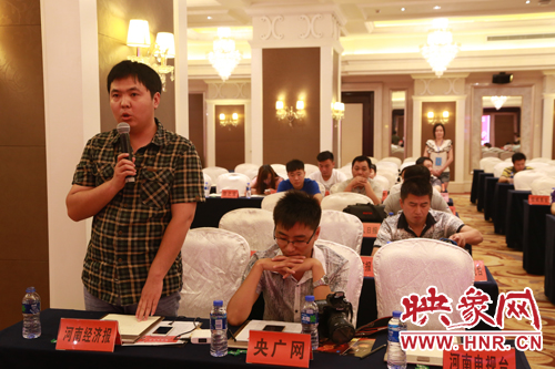 參加新聞發(fā)布會(huì)的媒體記者提問(wèn) 參加新聞發(fā)布會(huì)的媒體記者提問(wèn)