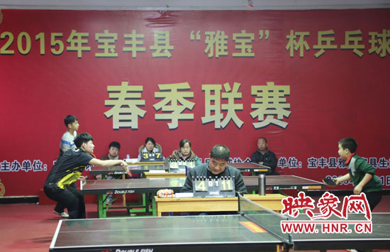 2月22日，河南省寶豐縣兩名乒乓球參賽選手在比賽中激烈角逐。