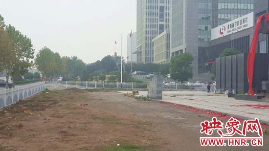 原有的綠地如今不見(jiàn)了蹤影